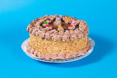 Lezzetli çikolata ve fındık doğum günü pasta renkli şeker adorne