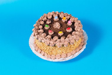 Lezzetli çikolata ve fındık doğum günü pasta renkli şeker adorne