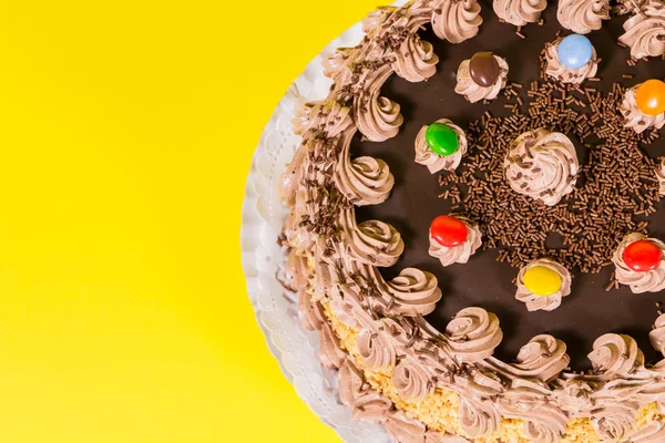 Sabroso chocolate y avellana pastel de cumpleaños colorido caramelo adorno — Foto de Stock