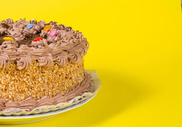 Sabroso chocolate y avellana pastel de cumpleaños colorido caramelo adorno — Foto de Stock