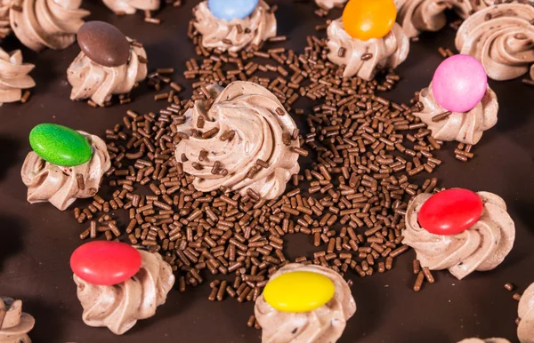Вкусный шоколад и фундук день рождения торт красочные конфеты украшения — стоковое фото