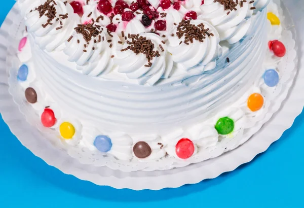 Sabroso pastel de cumpleaños cremoso caramelo colorido adornado — Foto de Stock