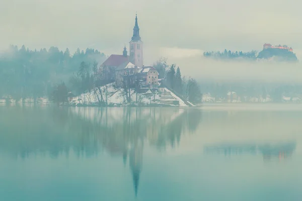 Serata nebbiosa sul lago di Bled in inverno — Foto Stock