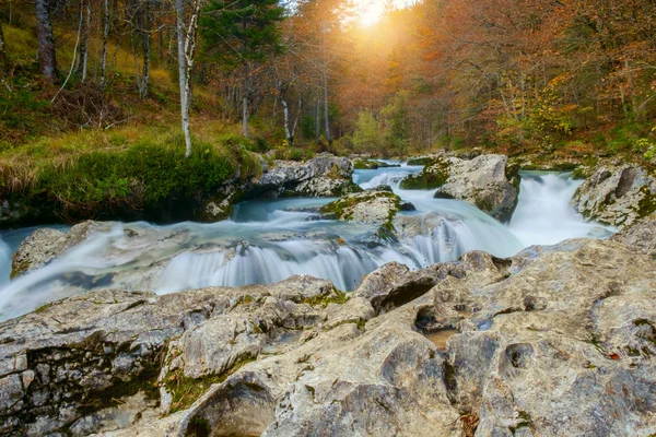 Increíble río en las montañas, Mostnica Korita, Julia alpes —  Fotos de Stock