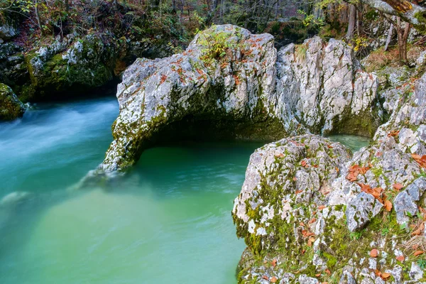 Niesamowite rzeki w górach, Mostnica Korita, Julia Alpy — Zdjęcie stockowe