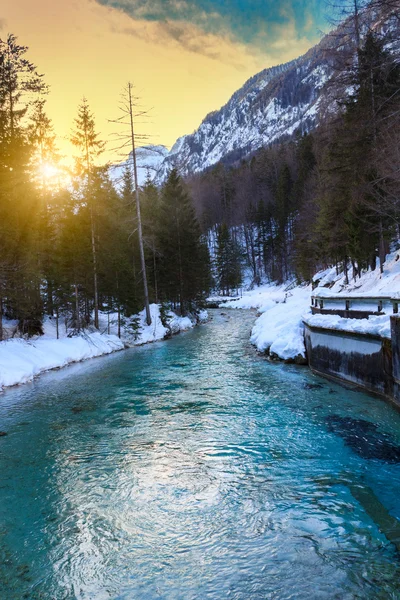 줄리아 알프스 산에서 놀라운 강 겨울 — 스톡 사진