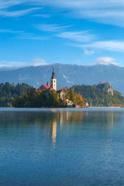 Bledské jezero a na ostrov s církví — Stock fotografie