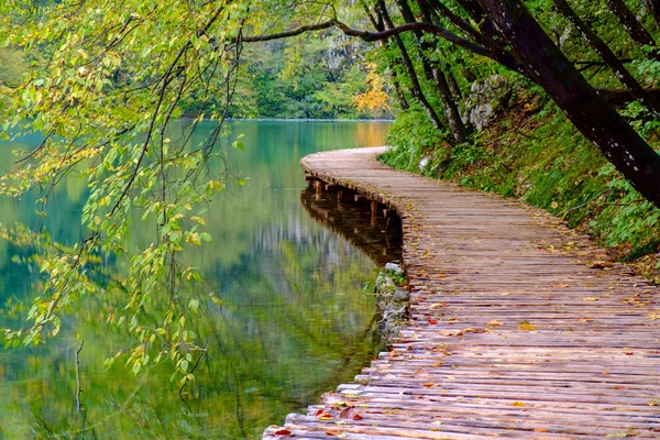 Camino de madera en el parque nacional de Plitvice — Foto de Stock