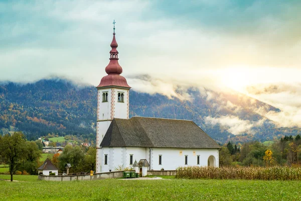 Iglesia solitaria en la montaña cerca del lago Bohinj — Foto de Stock