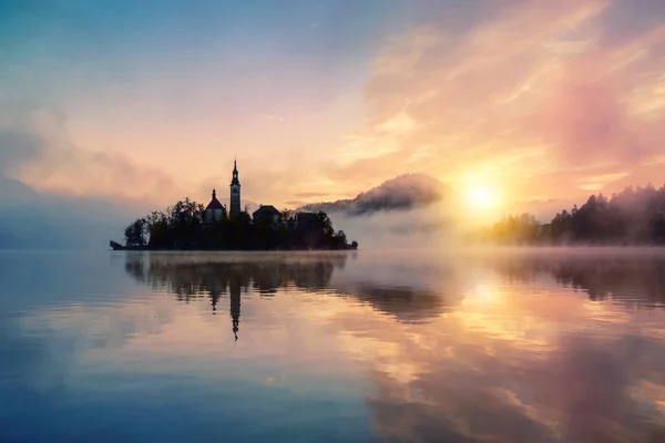 Amanecer brumoso al lago Bled —  Fotos de Stock