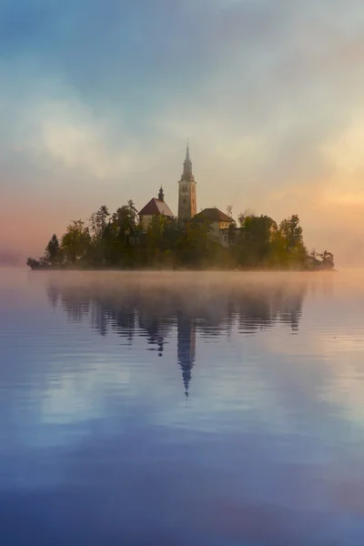 L'alba nebbiosa al lago di Bled — Foto Stock