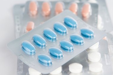 Blister pack içinde mavi tablet