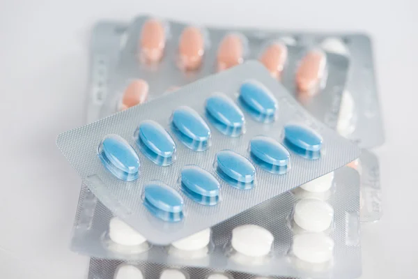 Blå tabletter i blisterförpackning — Stockfoto