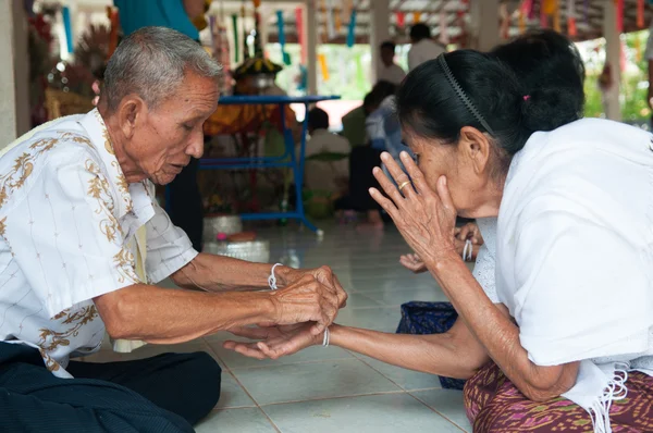 Nongkhai, THAÏLANDE - 08 OCTOBRE : Lier le fil sacré en r thaï — Photo