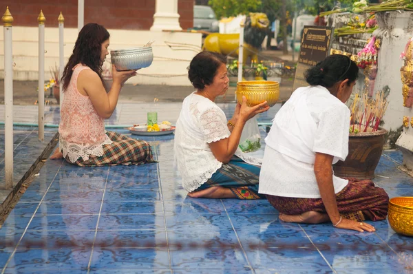 Nongkhai Thajsko - Říjen 08: Lidé se modlí pagoda v chrámu — Stock fotografie