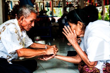 Nongkhai, Tayland - Ekim 08: Bind Tay r kutsal iplik