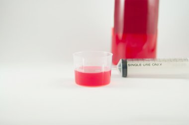 Tıp şurubu plastik bardak ve tıp arka plan ölçme