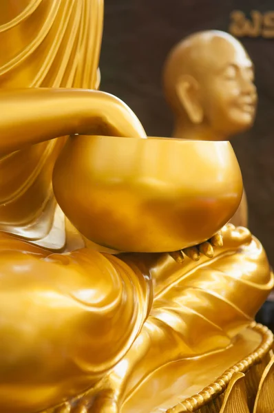 Stängt upp hand- och skål med buddha — Stockfoto