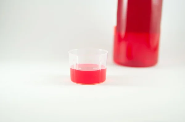Medycyna syrop pomiarowa z tworzywa sztucznego szkła i butelki — Zdjęcie stockowe