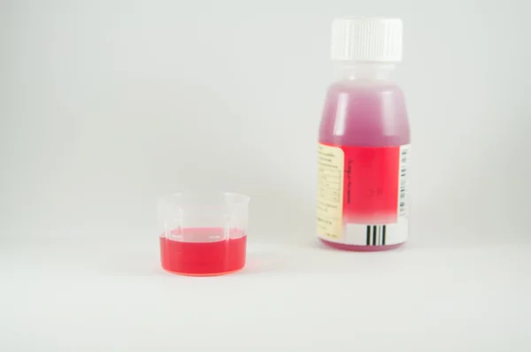 Tıp şurubu plastik bardak ve şişe ölçme — Stok fotoğraf