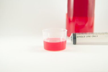 Tıp şurubu plastik bardak ve tıp arka plan ölçme