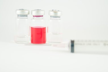 enjeksiyon şişeleri ve tek kullanımlık şırınga