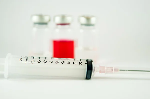 Disposable syringe and injection vials background — Stock Photo, Image