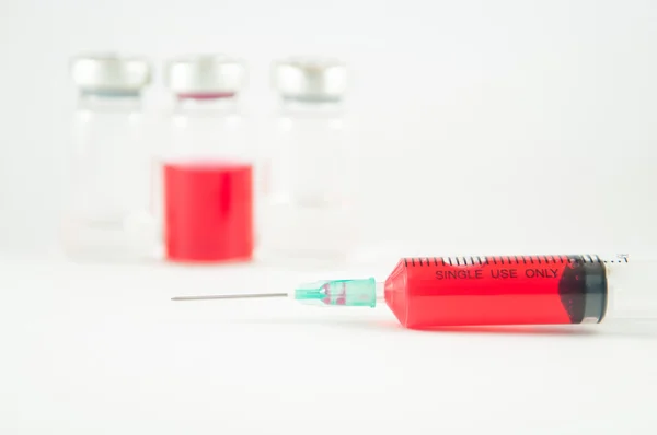 Red liquid in injection syringe and vials — Stock Photo, Image