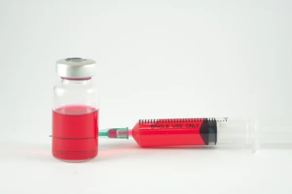 Red liquid in injection syringe and vials — Stock Photo, Image