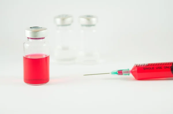 Red liquid in injection syringe and vials — Stock Photo, Image