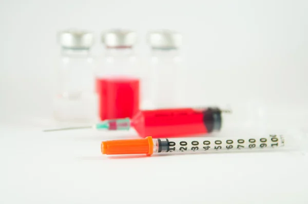 Injekční stříkačky a lahvičky pozadí — Stock fotografie