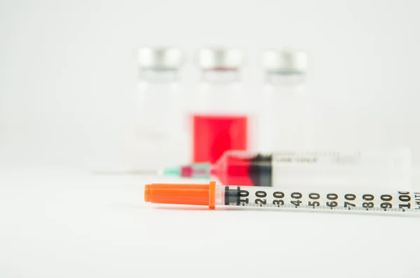 Jednorázové injekční stříkačky a injekční lahvičky pozadí — Stock fotografie