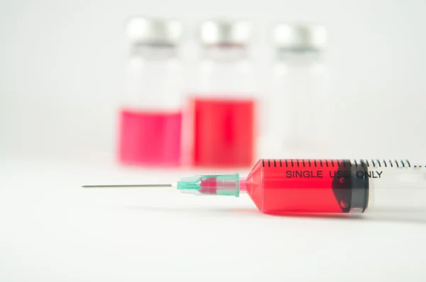 注射シリンジ ・ バイアル背景の赤い液体 — ストック写真