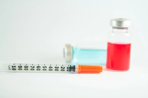 Disposable syringe and injection vial background — Stock Photo, Image