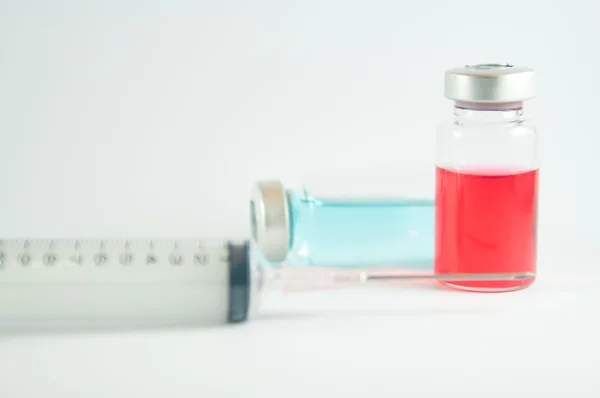 Seringa para injecção e frascos para injectáveis — Fotografia de Stock