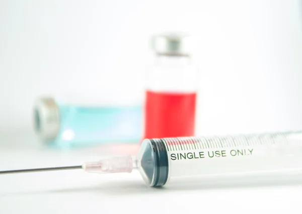 Disposable syringe and injection vial background — Stock Photo, Image