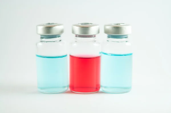 Kırmızı ve mavi sıvı enjeksiyon şişeleri içinde — Stok fotoğraf