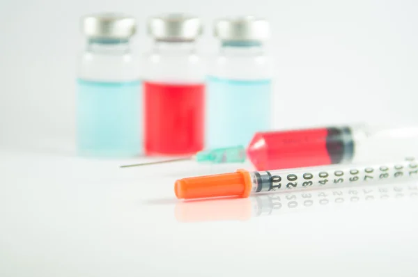Schaduweffect van Disposable spuit en injectie flacon — Stockfoto