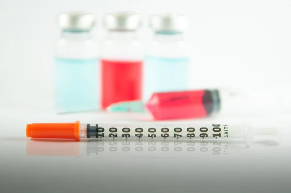 Disposable syringe and injection vial background — Stock Photo, Image