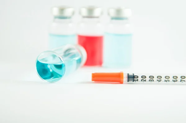Blaue Flüssigkeit in Injektionsfläschchen und Spritze — Stockfoto