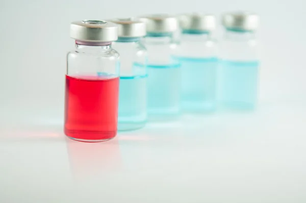 Kırmızı sıvı enjeksiyon şişeleri — Stok fotoğraf
