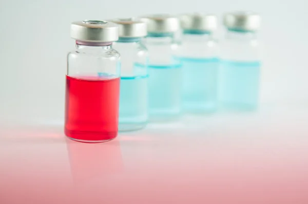 Rode vloeistof in injectie flesjes — Stockfoto