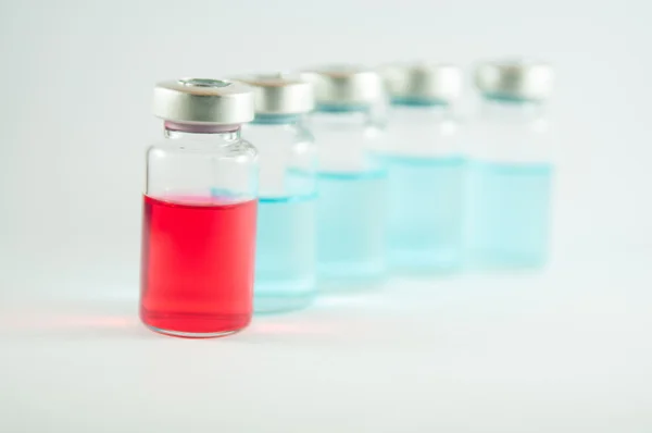 Kırmızı sıvı enjeksiyon şişeleri — Stok fotoğraf