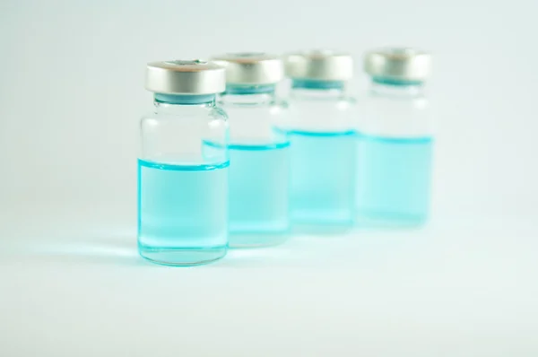 Голубая жидкость в инъекционных флаконах — стоковое фото