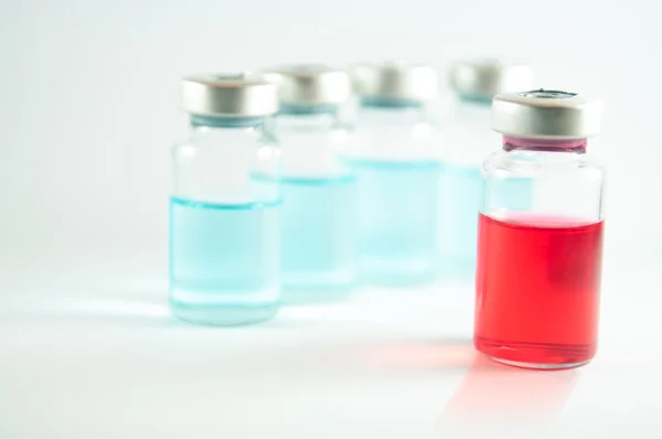 Röd vätska i injektionsflaskor — Stockfoto