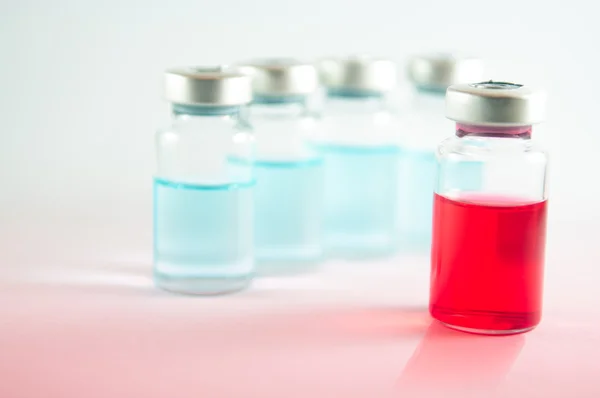 Liquide rouge en flacons injectables — Photo