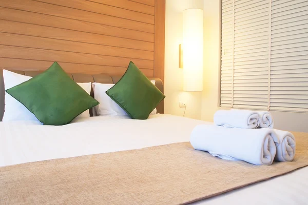 Gesloten bed in luxe hotelkamer — Stockfoto