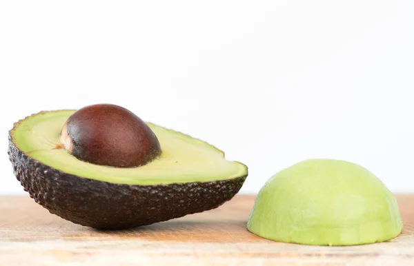 Frutta di avocado su legno — Foto Stock