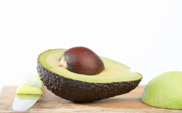 Cerró la mitad de la fruta de aguacate en blanco —  Fotos de Stock