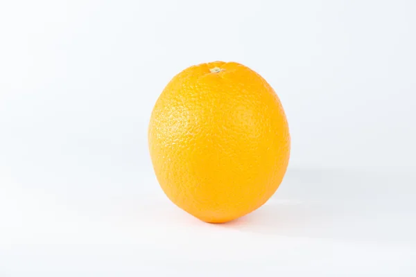 Laranja isolada sobre fundo branco — Fotografia de Stock